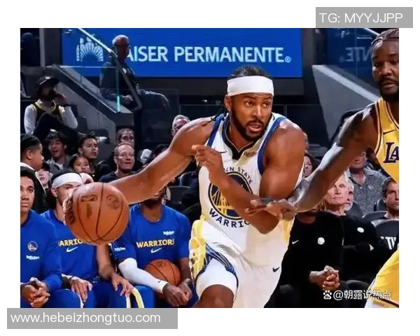 镜头捕捉：勇士赛场小动作引发热议